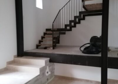 Photo d'une montée d'escalier