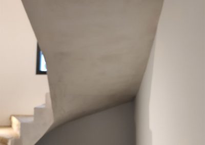 Sous escalier en plâtre aux Saintes-Maries-de-la-Mer