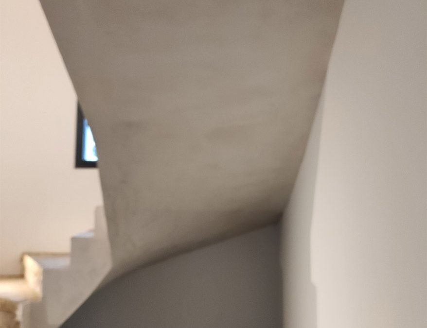 Sous escalier en plâtre aux Saintes-Maries-de-la-Mer