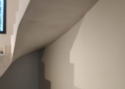 Sous escalier en plâtre réalisé par Stéphane Laval