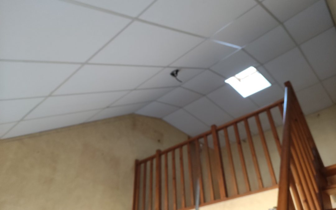 Pose de plafond en dalles à Codognan dans le Gard