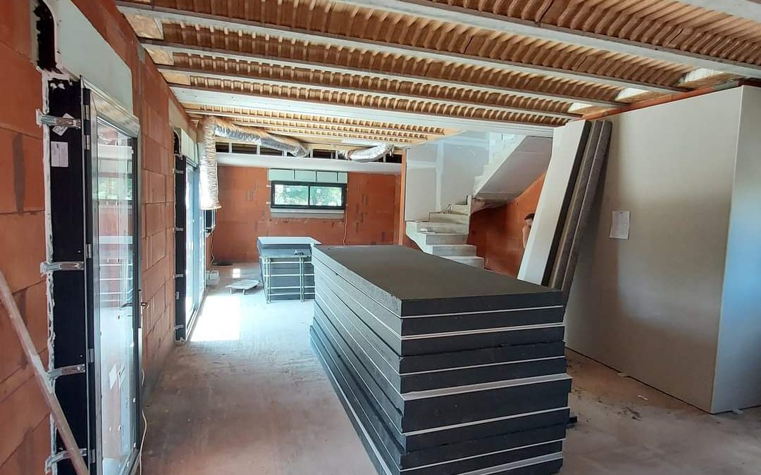 Isolation et plaques de plâtre sur une villa neuve à Sommières