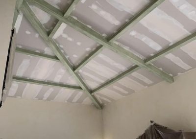 Travail en hauteur pour isolation et doublage placoplatre sur un plafond de villa à Sommières (gard)