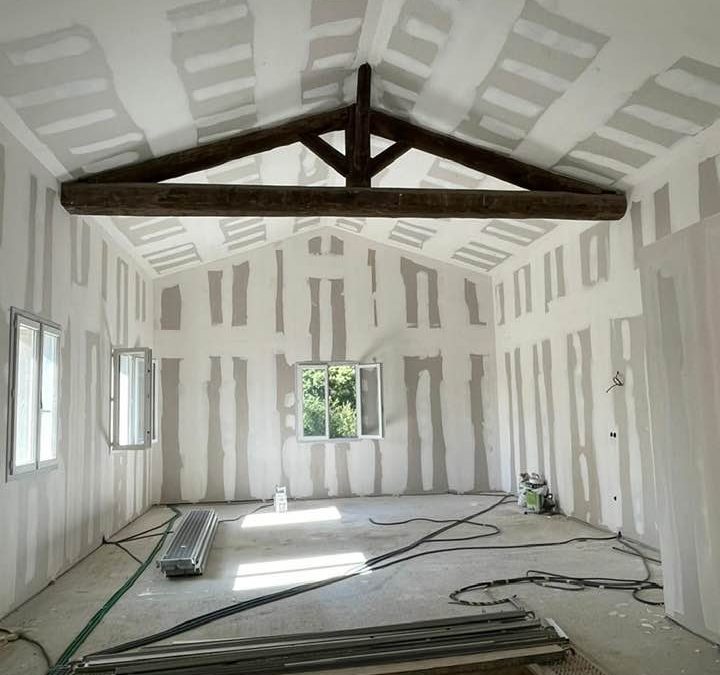 Rénovation placoplâtre et isolation dans un corps de ferme à Saint-Gilles (Gard)